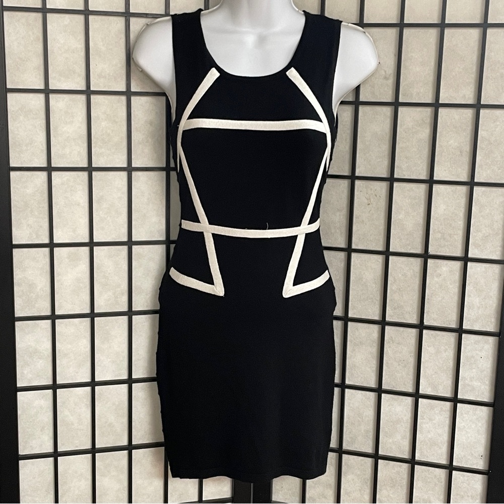 Mo & Mo ladies sheath dress (no size tag) but fits like a small/medium